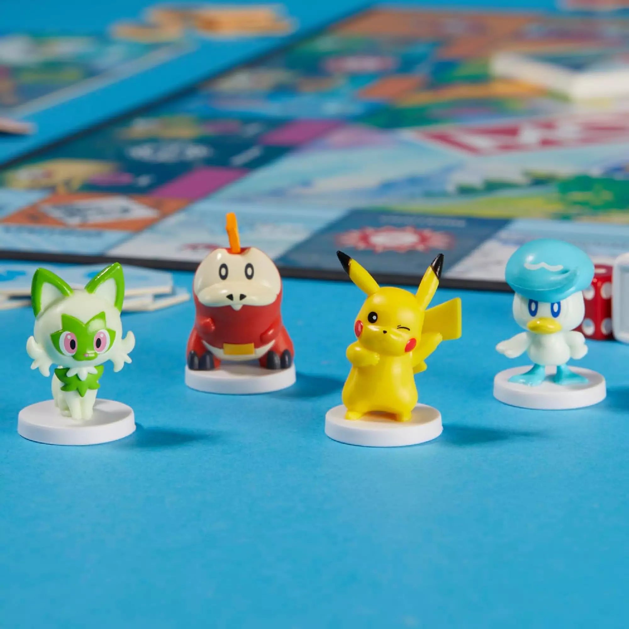 Monopoly Pokémon társasjáték négy játékfigurája: Pikachu, Fuecoco, Sprigatito és Quaxly.