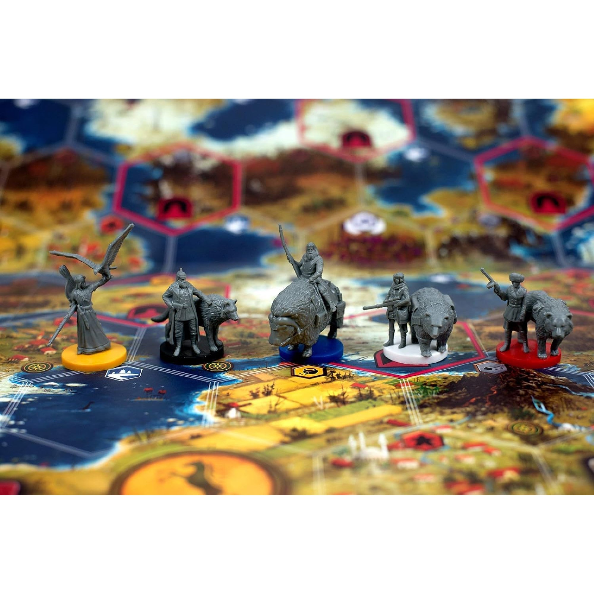 A Scythe társasjáték minifigurái a játéktáblán elhelyezve: különböző frakciókat képviselő katonai és állatfigurák, köztük medvén, farkason és bikán lovagló karakterek.