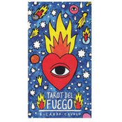 A képen a „Tarot del Fuego” tarot kártyacsomag doboza látható, Ricardo Cavolo illusztrációjával. A borítón egy égő piros szív szerepel, amelynek közepén egy nagy, kifejező szem figyel. A háttér vibráló kék, tele fehér csillagokkal, lángoló üstökösökkel, szemeket formázó planétákkal és más pszichedelikus motívumokkal, amelyek az univerzum misztikus energiáját idézik. A tűz motívuma hangsúlyos, és a doboz alsó részén olvasható a művész neve és a csomag neve kézírásszerű betűkkel.