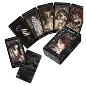 A képen a Tarot Favole kártyapakli tartalma látható kibontva. A kártyák gótikus stílusban készültek, a domináns színek a fekete, ezüst és vöröses árnyalatok, ami még inkább kiemeli a misztikus hangulatot. A lapokon romantikus és melankolikus karakterek szerepelnek: tündérszerű nők, vámpírok, álomszerű jelenetek és sötét rózsamotívumok. A „La Estrella”, „La Fuerza”, „La Emperatriz” és „Los Enamorados” lapok jól felismerhetők, és mindegyik különleges, művészi illusztrációval bír.