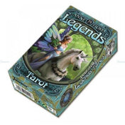 A képen az Anne Stokes Legends Tarot pakli doboza látható. A doboz fantasztikus, varázslatos világot idéz: az előtérben egy fehér egyszarvú áll, hátán egy tündérrel, akinek szárnyai élénk kék és zöld színekben pompáznak. A háttérben egy zöld erdő tárul fel, amely a természet és a mágia harmóniáját sugallja. A doboz sarkán farkasfej motívum jelenik meg, az oldalán pedig a Fournier kiadó logója és az Anne Stokes Collection pecsétje is látható.