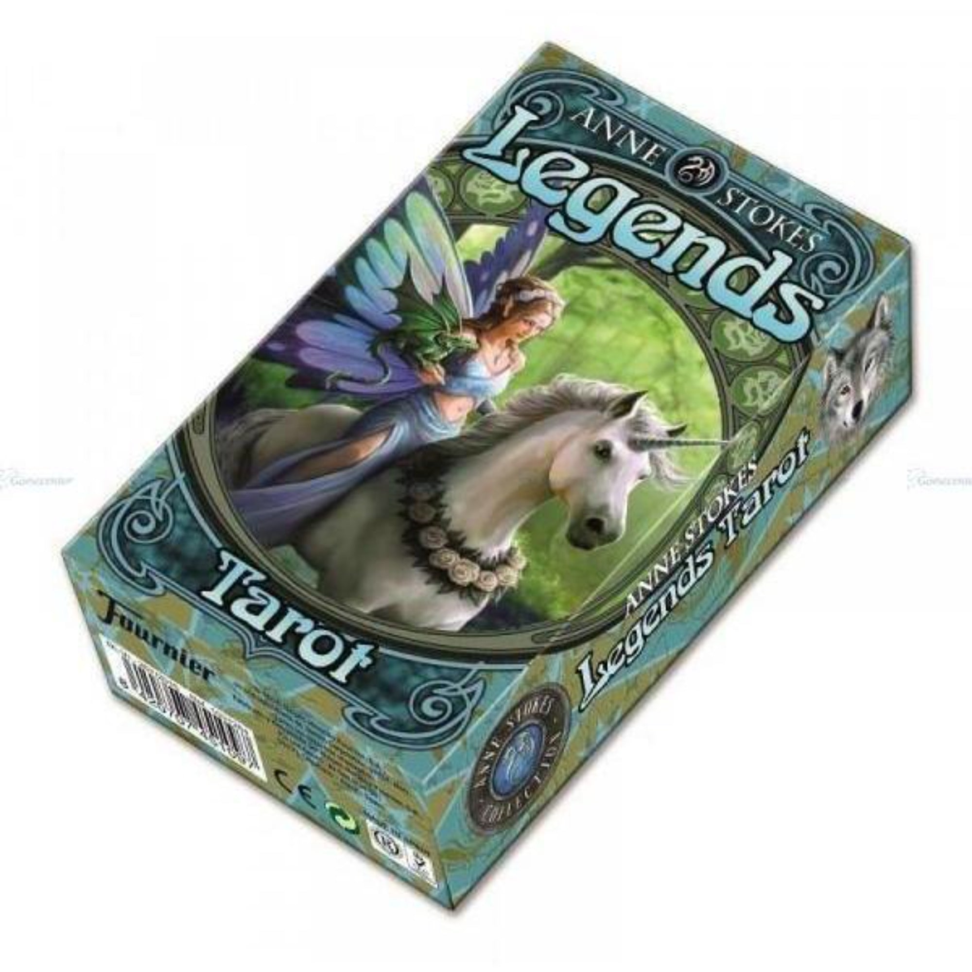 A képen az Anne Stokes Legends Tarot pakli doboza látható. A doboz fantasztikus, varázslatos világot idéz: az előtérben egy fehér egyszarvú áll, hátán egy tündérrel, akinek szárnyai élénk kék és zöld színekben pompáznak. A háttérben egy zöld erdő tárul fel, amely a természet és a mágia harmóniáját sugallja. A doboz sarkán farkasfej motívum jelenik meg, az oldalán pedig a Fournier kiadó logója és az Anne Stokes Collection pecsétje is látható.