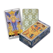 A képen a klasszikus Tarot de Marseille egyik paklija látható. Az előtérben két kártya: az egyik a „Le Diable” (A Sátán) lap, amely egy szárnyas, meztelen figurát ábrázol két láncra vert démoni lénnyel, a másik a „Le Bateleur” (A Mágus), mely egy asztal mögött álló alakot mutat, aki mágikus eszközökkel dolgozik. A hátlapon geometrikus, virágmintás zöld-fehér motívum látható. A doboz oldalán a pakli neve francia nyelven olvasható, a stílus pedig hű marad a 18. századi Marseille-i tarot hagyományaihoz.