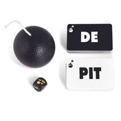 A Tick Tack Bumm társasjáték fő elemei közelről: fekete és fehér kártyák nagy betűkkel, a jellegzetes fekete bomba és egy dobókocka a „Tick” felirattal.