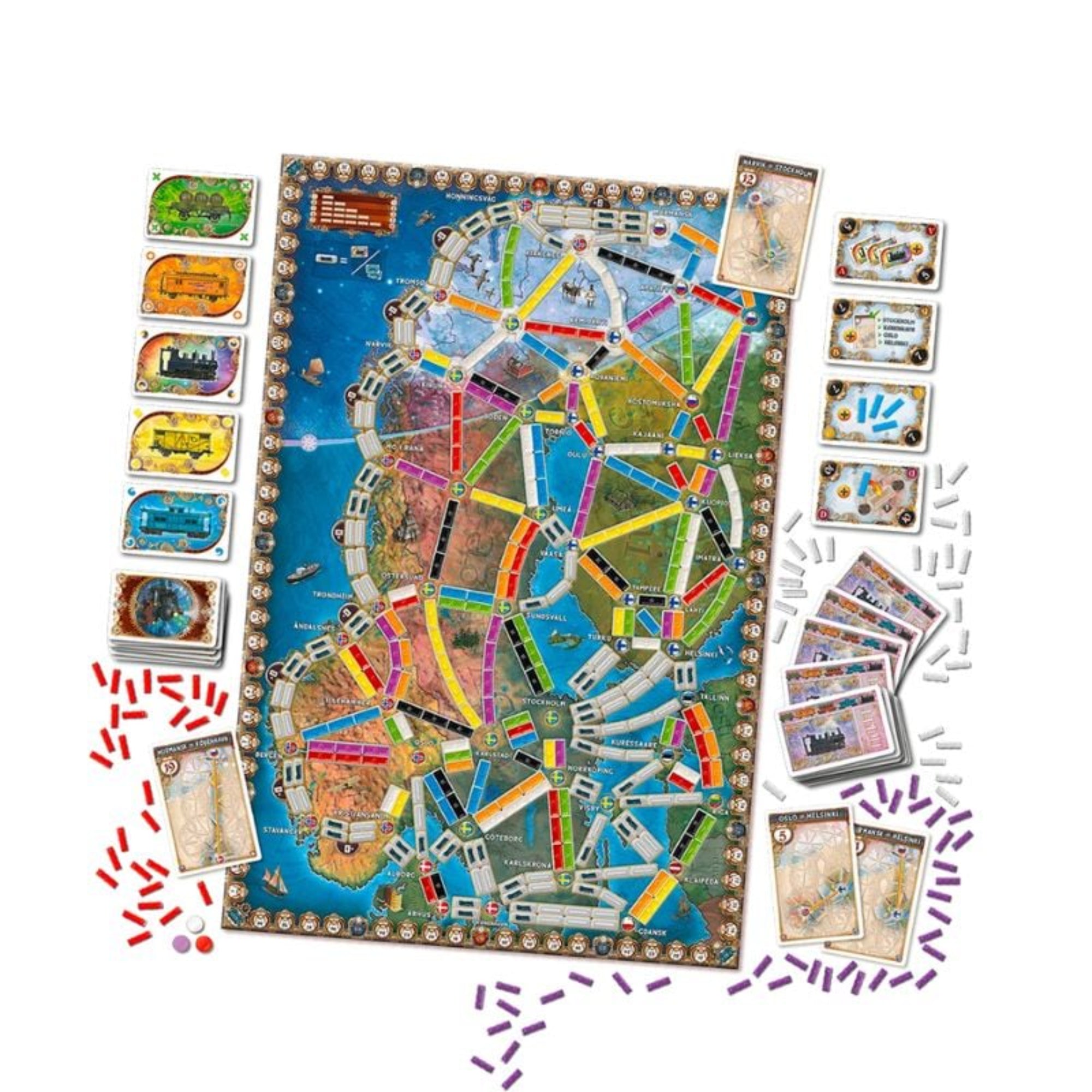 A Ticket to Ride: Northern Lights játéktábla, színes vasútvonalakkal és kártyákkal Skandinávia térképén.