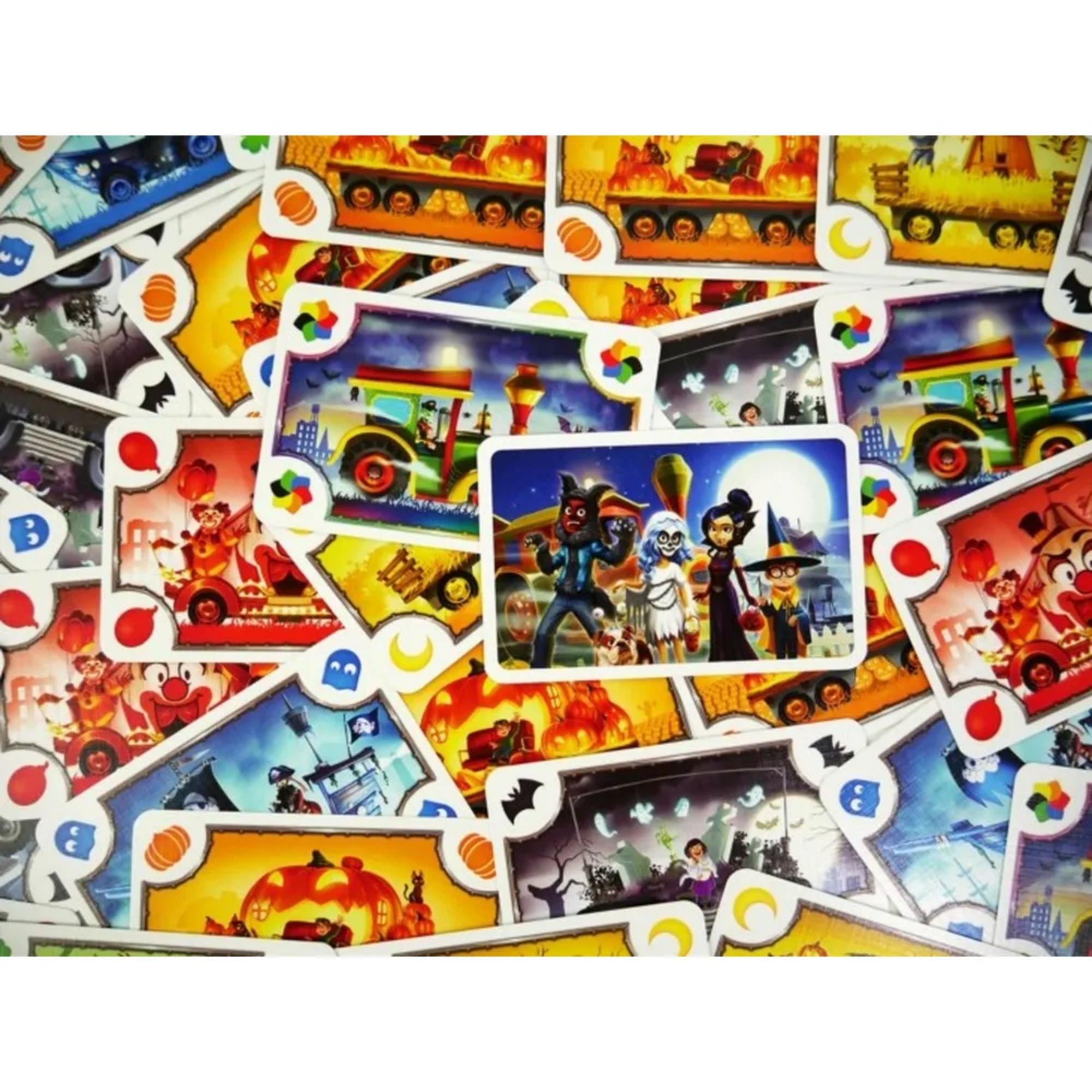 A Ticket to Ride: Szellemvonat társasjáték színes kártyái, amelyeken Halloween hangulatú vonatok, tökök, szellemek és rémisztő jelenetek láthatók.