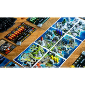 Tiny Epic Game of Thrones játéktér egy másik szögből, színes tornyokkal, karakterfigurákkal és játékostáblákkal a háttérben.