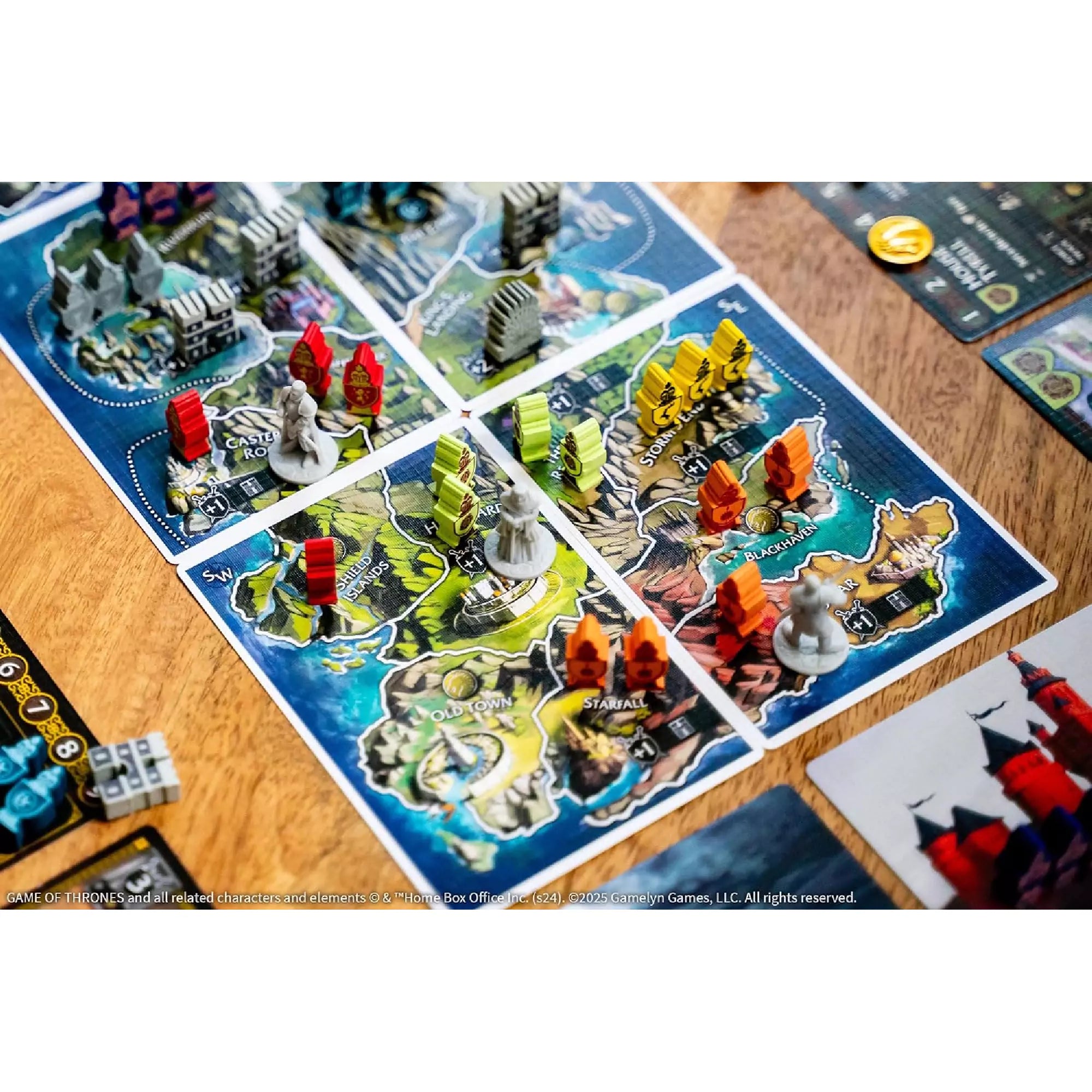 Tiny Epic Game of Thrones játéktábla részlet közelről, különböző színű fa seregjelzőkkel és figurákkal Westeros térképén.