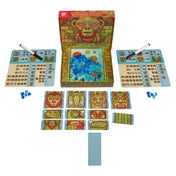 A Totemix társasjáték játékelrendezése játék közben, totemarc-kártyákkal, kristályokkal, játékostáblákkal és filctollakkal.