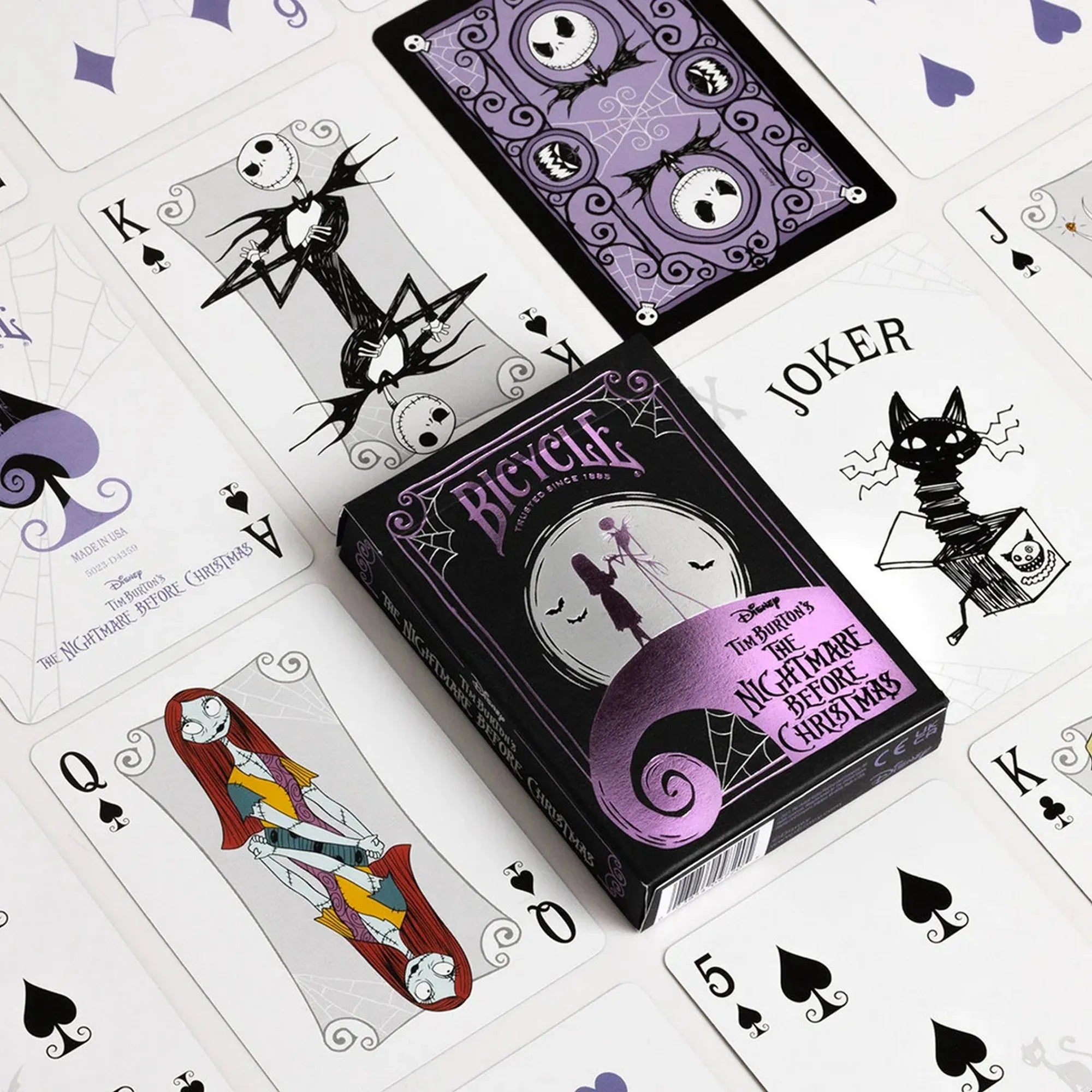 A Bicycle The Nightmare Before Christmas kártyapakli és a kártyalapok Jack Skellington, Sally és más karakterek illusztrációival.