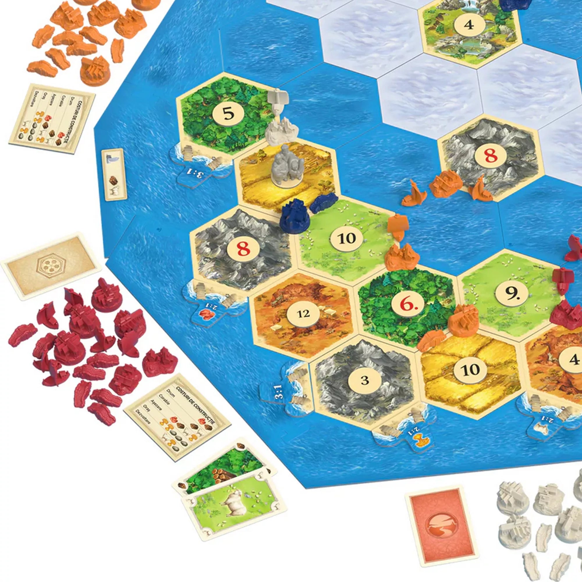 Catan: Navigatorii román nyelvű társasjáték részlete. Piros, kék és narancs település- és hajófigurák, erőforráskártyák és építési költségtábla látható a játéktáblán.