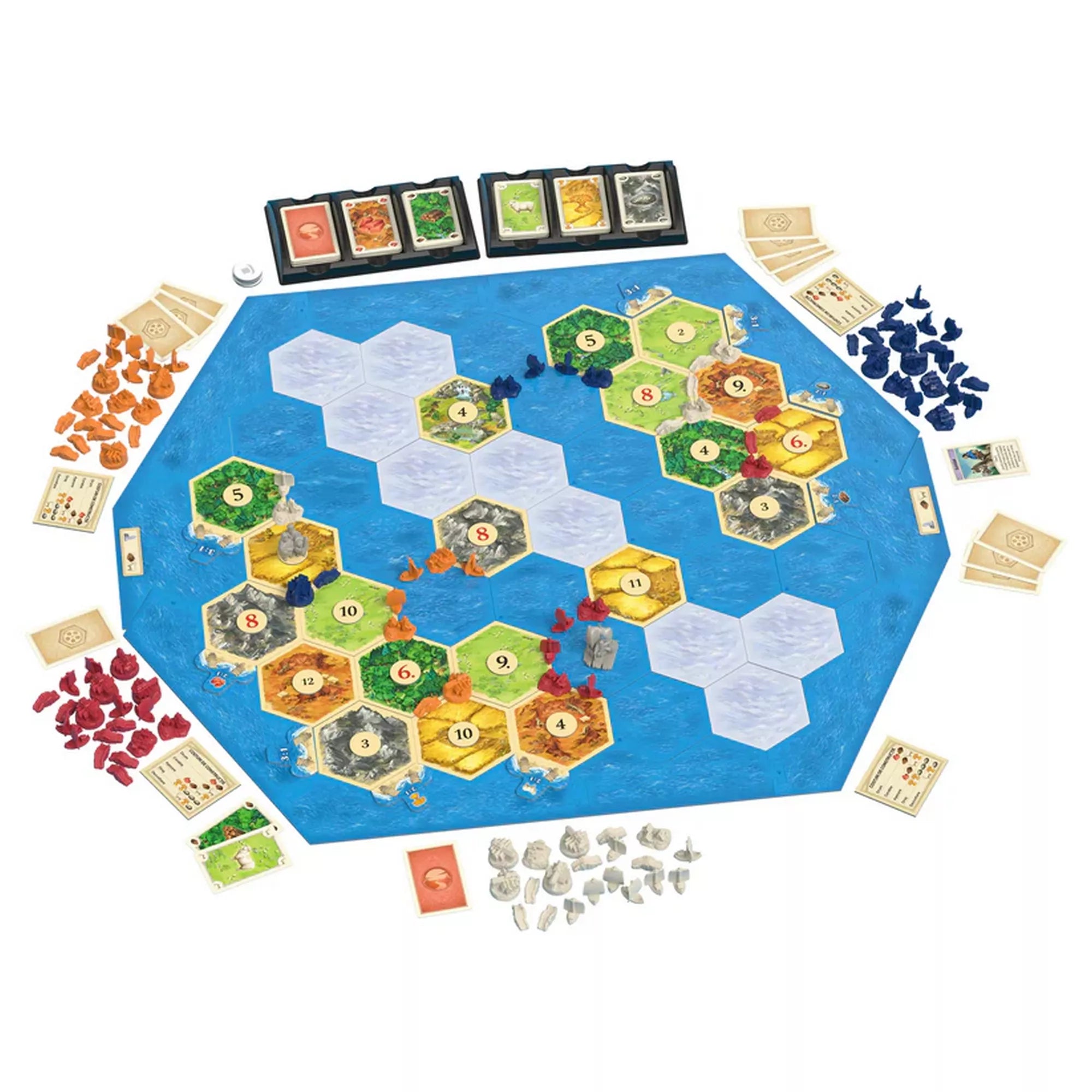 Catan: Navigatorii kiegészítő játéktábla felülnézetből, szigetekkel, tengermezőkkel és különböző színű hajófigurákkal. A hexagonális mezőkön számok és erőforrások láthatók.