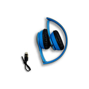 Összecsukható kék fejhallgató és USB töltőkábel, praktikus kialakítással, egyszerűen hordozható és könnyen tölthető.