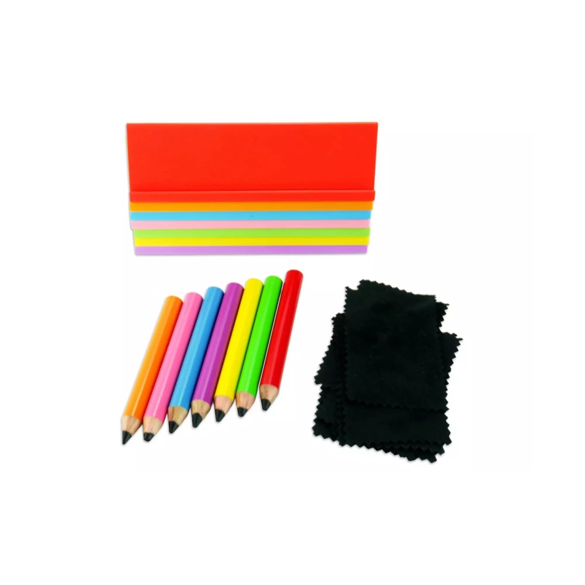 A Csak Egy társasjáték tartozékai: színes műanyag táblácskák, különböző színű ceruzák és fekete törlőkendők.