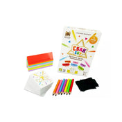 A Csak Egy társasjáték teljes tartalma: játékkártyák paklija, színes táblácskák, ceruzák és a játékszabályt bemutató doboz.