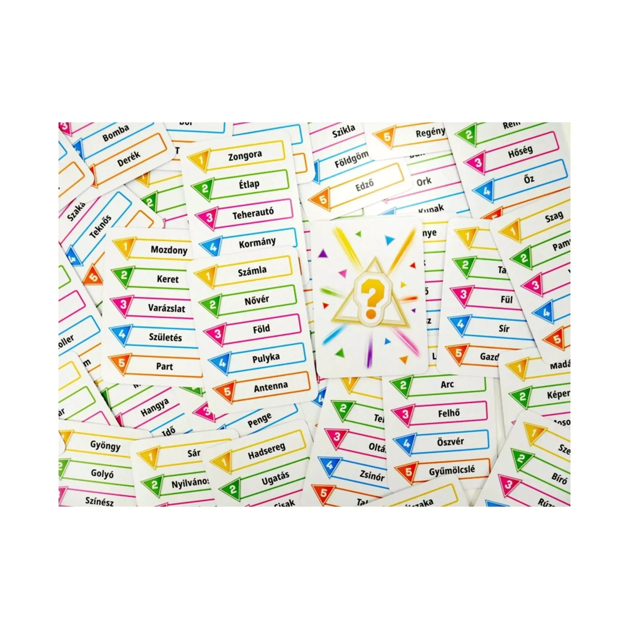 A Csak Egy társasjáték szókártyái színes elrendezésben, középen egy kérdőjeles kártyával. A lapokon különböző magyar szavak szerepelnek.