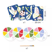 A Djeco Palettás festés – Kertecskében készlet tartalma: négy festőlap, színes paletták és egy ecset, a képeken pillangó, katicabogár, kolibri és szitakötő motívumokkal.