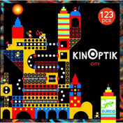 Kinoptik City, Djeco - doboz
A Djeco Kinoptik City optikai illúziókat létrehozó építőkészletének doboza, amely 123 darabos és élénk, kontrasztos színekkel ábrázolja a futurisztikus várost.