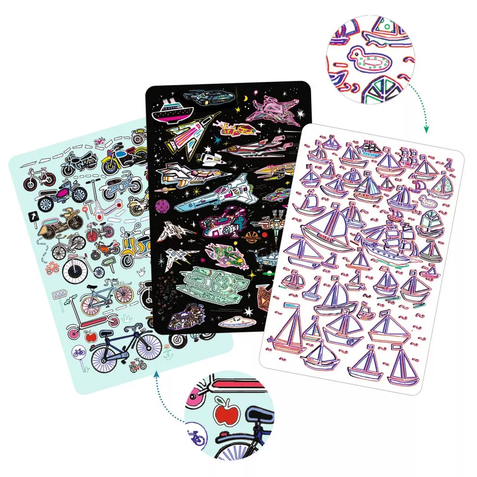 A Djeco Myster Travel játék három kártyája, különböző tematikájú illusztrációkkal: biciklik, űrhajók és hajók. A gyerekek feladata az elrejtett motívumok gyors felismerése.
