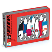 A Djeco Szardíniák memória kártyajáték doboza piros színben, vicces, különböző ruhadarabokat viselő halakkal díszítve. A játék 5–99 éves korig ajánlott.