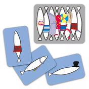 A Djeco Szardíniák memória kártyajáték kártyái, amelyeken különböző ruhákat viselő szardíniák láthatók. A képen néhány játékkártya és egy mintakártya is szerepel.