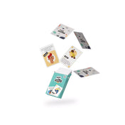 Feles vagy Mersz?! társasjáték színes kártyái a levegőben, a nyitott doboz mellett.