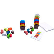 A Fagyi Álom játék elemei szétszórva, két fagylalttorony részben felépítve, mellette sablonkártyák és különböző színű fagylaltgombócok.