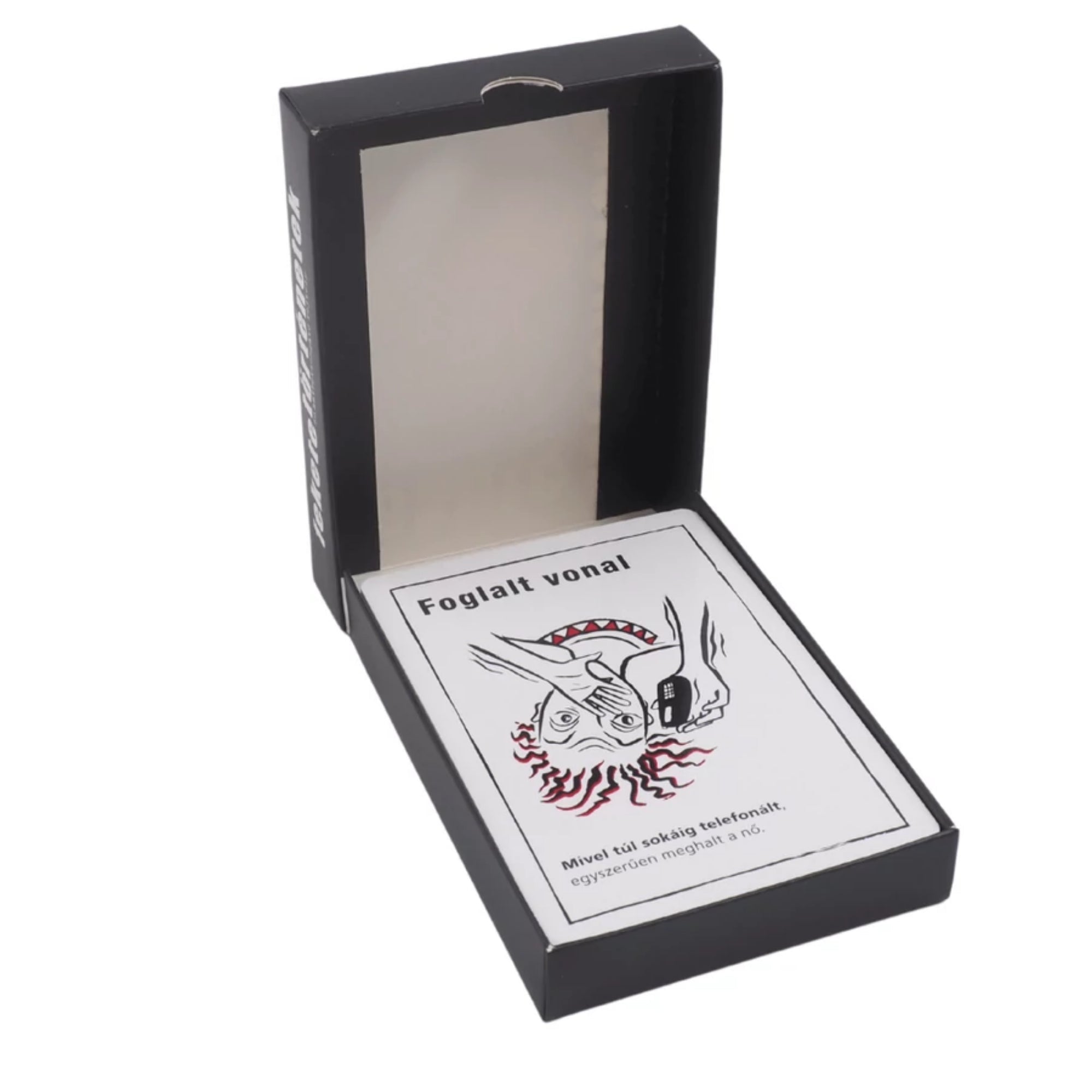 Nyitott Fekete történetek társasjáték doboz, benne a „Foglalt vonal” feliratú kártyával, amely egy halálos telefonbeszélgetés történetét ábrázolja.