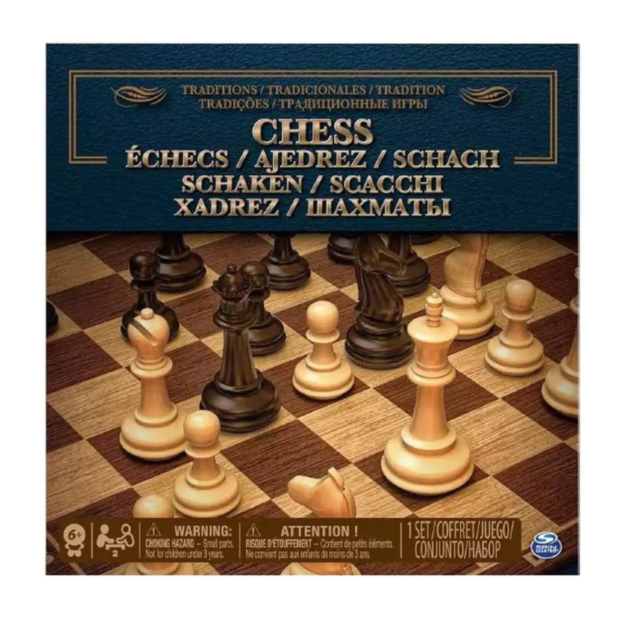 „Sakk – hagyományos társasjáték doboza, amelyen fekete és fehér sakkfigurák láthatók egy fa mintázatú sakktáblán, a termék neve több nyelven is szerepel.”