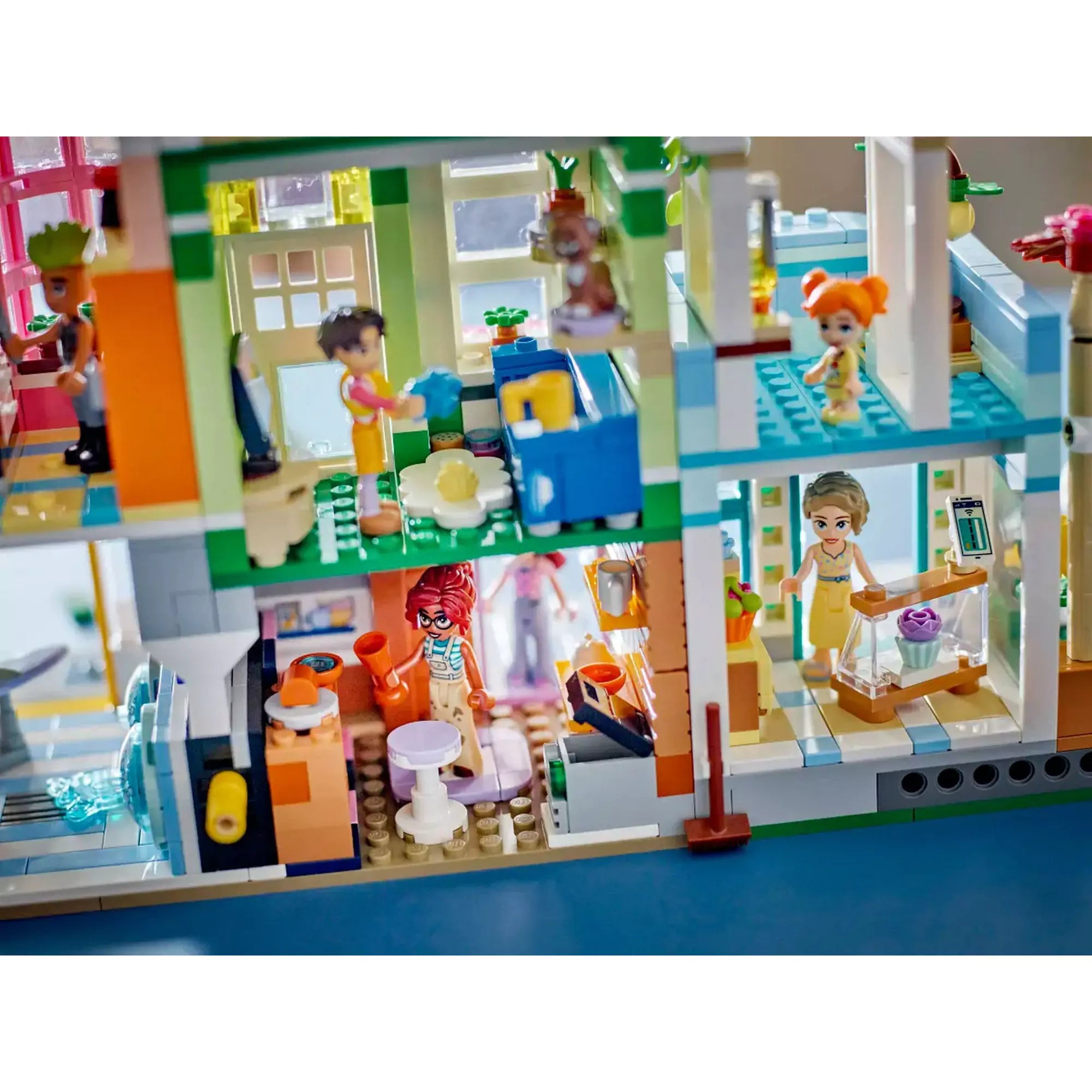 LEGO Friends Heartlake City lakások és üzletek 42670 lakóházai és üzletei, ahol a figurák mindennapi életét és tevékenységeit fedezhetjük fel.