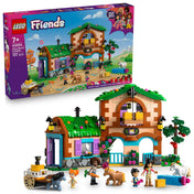LEGO Friends Pónifarm és istálló (42654) doboz és felépített modell együtt, karakterekkel, pónikkal és minden tartozékkal.
