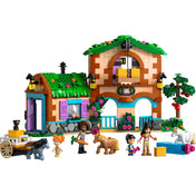 LEGO Friends Pónifarm és istálló (42654) teljes szett felépítve, karakterekkel, istállóval, fával, pónikkal és zöld tetővel.