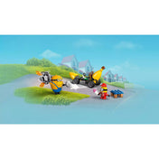 Játékjelenet a LEGO Minions: Minyonok és banánautó (75580) szettből Mega Minyon Dave-vel, Ron minyonnal és a banánautóval.