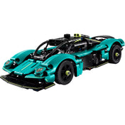 A LEGO Technic Aston Martin Valkyrie (42208) teljesen összeszerelt modellje fehér háttér előtt, jól látható első sárvédőkkel, légterelőkkel és áramvonalas karosszériával.