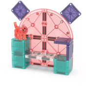 A MAGNA-TILES Cat Tree készletből épített alternatív szerkezet, rózsaszín, zöld és lila mágneses elemekkel. A piros macskafigura egy átlátszó hídon áll, mögötte félkör alakú háttér és díszítőelemek láthatók.