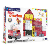 A Magna-Tiles Fire Station doboza, amelyen a 50 darabos készlet elemei, a tűzoltóállomás építménye, a tűzoltóautó és a figurák láthatók.