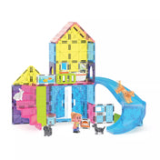 A MAGNA-TILES Pet Playhouse teljesen felépített kisállat-háza, benne kutyával, cicával, nyuszival és gondozófigurával. A kék csúszdán egy kutya csúszik le, a ház pedig színes, áttetsző mágneses elemekből áll.