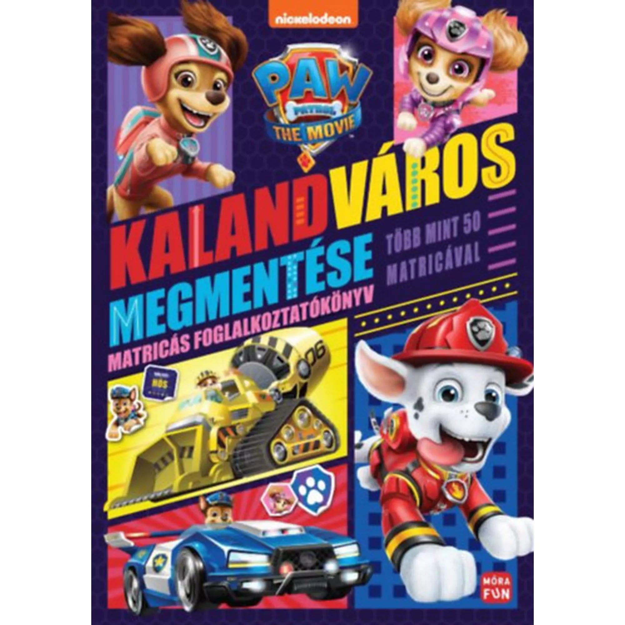 „Mancs Őrjárat: A film – Kalandváros megmentése! Matricás foglalkoztatókönyv” borítója, Skye, Marshall és a csapat járművei színes grafikákkal.