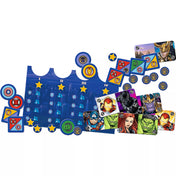 A Marvel: Battle for Manhattan társasjáték elemei: hőskártyák a Bosszúállókkal, mint Vasember, Hulk, Fekete Özvegy és Amerika Kapitány, valamint különböző korongok, pontjelzők és egy kék játéktábla csillag ikonokkal. A látványos grafikák a Marvel-univerzum stílusát tükrözik.