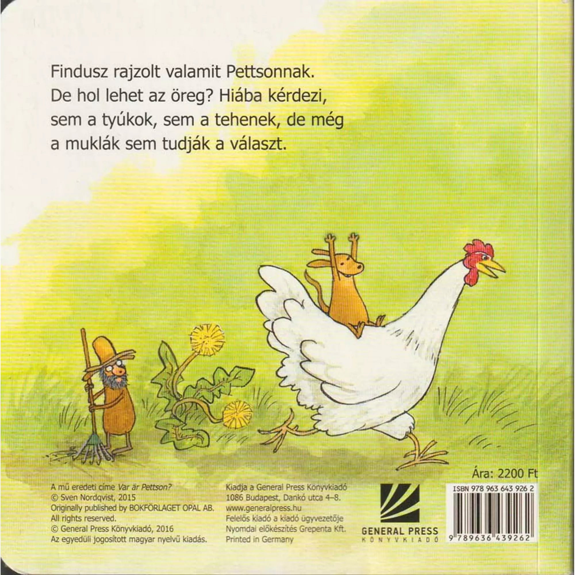 A „Merre van Pettson?” könyv hátsó borítója, ahol egy tyúk hátán két muklák lovagolnak, miközben Pettson egy gereblyével álldogál a háttérben. A háttér zöld mező pitypangokkal, a jelenet játékos és vidám.