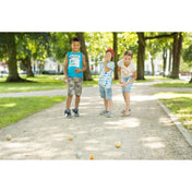 Petanque, ügyességi játék, BS Toys – gyerekek játsszák a fa golyós játékot parkban kavicsos úton.