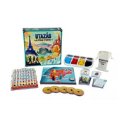 Az Utazás a Föld körül társasjáték kibontott tartalma: játéktábla, színes bábuk, kártyák, jelölők, pontozótáblák és a Bakancslista kiegészítő vászonzsákban.