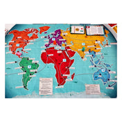 Az Utazás a Föld körül társasjáték nagyméretű világtérképe, kontinensekkel, ikonikus helyszínekkel és kijelölt utazási útvonalakkal.