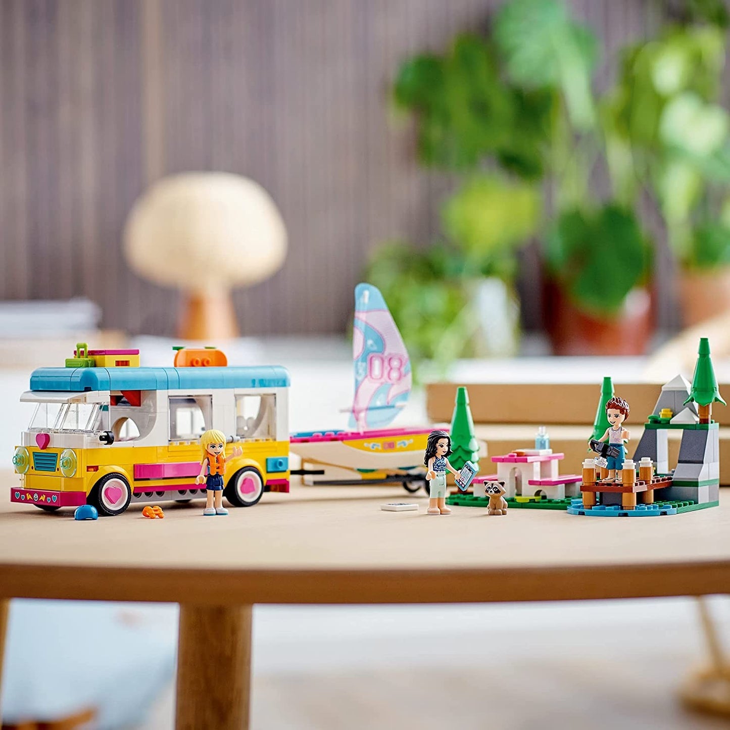 LEGO Friends Rulotă de camping și barcă 41681