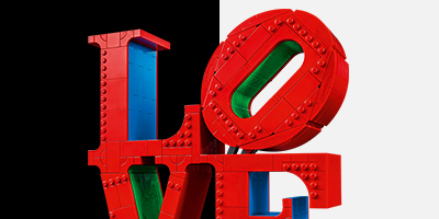 LEGO® Art készlet: ikonikus LOVE szobor LEGO® elemekből, modern és kreatív dekoráció művészetkedvelők számára.