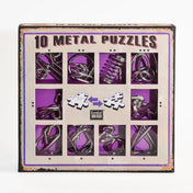 Négyzet alakú kartondoboz, amely tíz különböző fémből készült logikai kirakót tartalmaz, lila háttérrel és „10 Metal Puzzles” felirattal, középen két puzzle darab grafikájával.