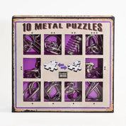 Négyzet alakú kartondoboz, amely tíz különböző fémből készült logikai kirakót tartalmaz, lila háttérrel és „10 Metal Puzzles” felirattal, középen két puzzle darab grafikájával.