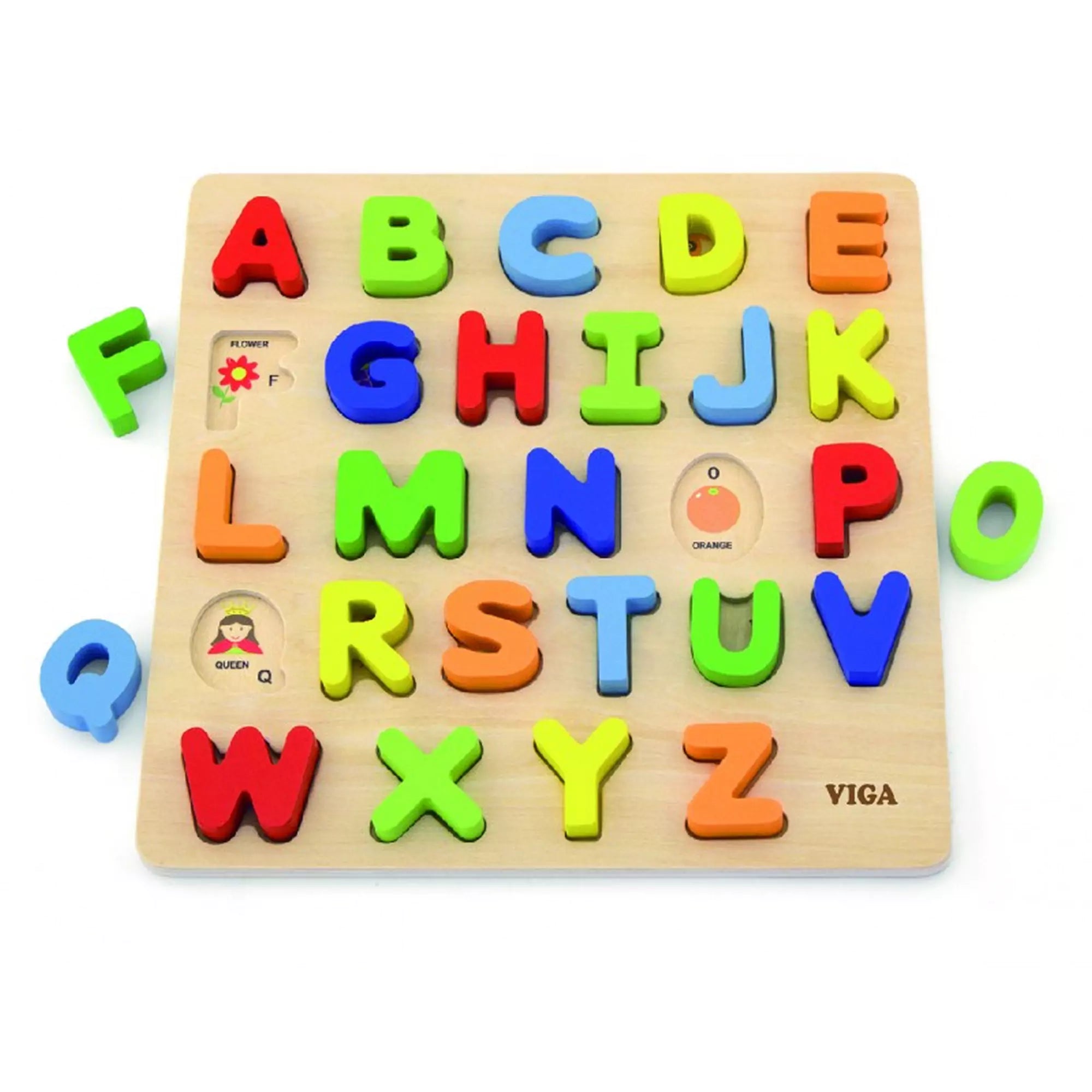Színes fa 3D puzzle nagybetűkkel, mely segíti a gyermekeket az ábécé megtanulásában. A darabok eltávolíthatók, és a betűk alatt illusztrációk találhatók, amelyek megkönnyítik a tanulást.