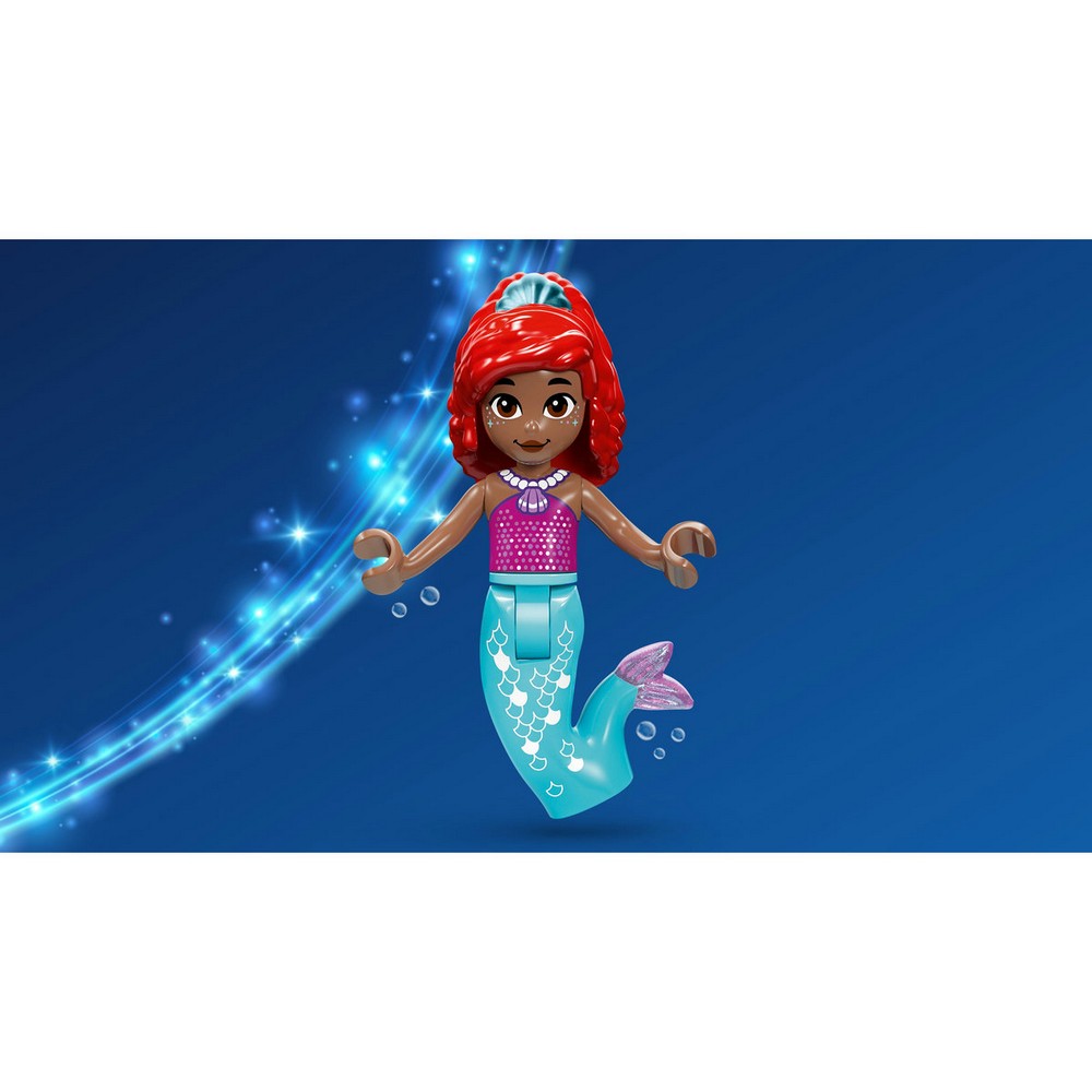 LEGO ǀ Disney Princess Scena muzicală a lui Ariel - figurina Ariel pe fundal albastru