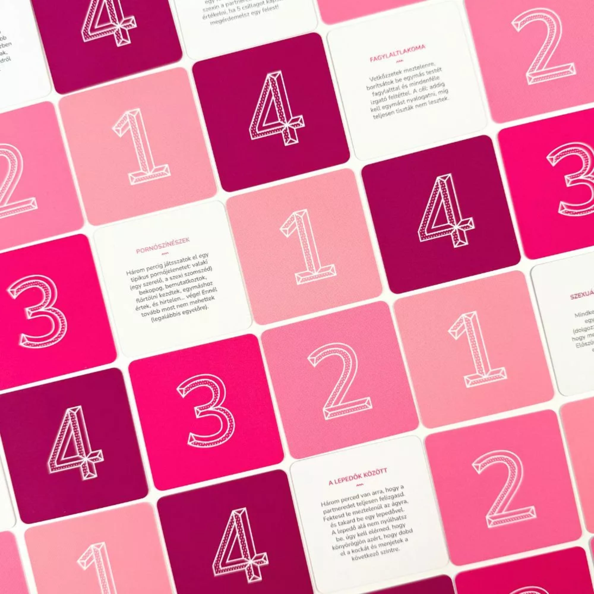69 – Páratlan játék pároknak kártyák közelről, számozott rózsaszín lapok és szöveges feladatkártyák romantikus és erotikus kihívásokkal.